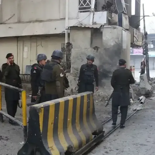 پشاور ایف سی ہیڈ کوارٹر پر خودکش حملہ، دو حملہ آور ہلاک، 3 اہلکار جان سے گئے: پولیس