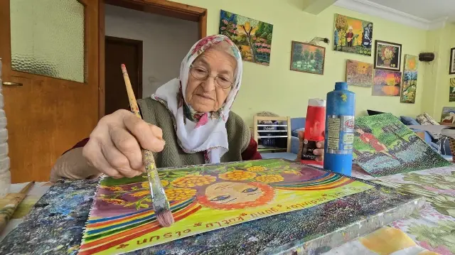<p>بدأت الرسم في السبعين.. مسنة تركية تتمسك بريشتها</p><p><br></p>