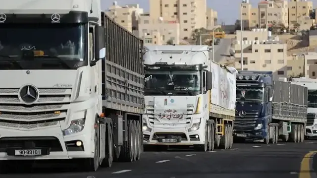 غزة.. قوات الاحتلال تدخل 200 شاحنة مساعدات بدلا من 600 متفق عليها
