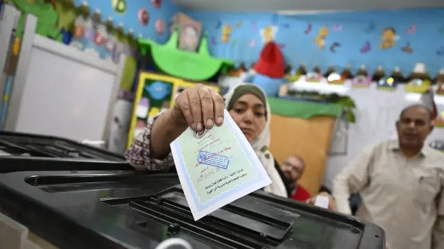 Une femme vote dans un bureau de vote à Gizeh, la ville jumelle du Caire, lors des élections législatives du 10 novembre 2025.