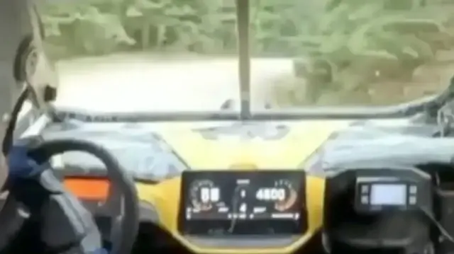 Ralli aracının parkura giren sivil kamyonetle çarpışma anı kamerada