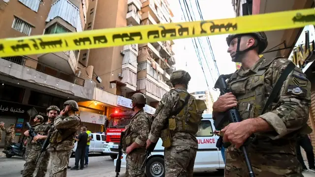 Des soldats de l'armée libanaise surveillent la zone après l'attaque de l'armée israélienne le 23 novembre 2025 à Beyrouth, au Liban.