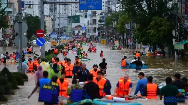 Les sauveteurs se précipites pour retrouver plus d'une douzaine de personnes toujours portées disparues le 22 novembre, dans les eaux de crue à Nha Trang, dans la province côtière de Khanh Hoa, au Vietnam..