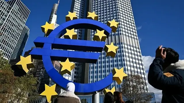 Символ евро перед бывшим зданием Европейского центрального банка (ЕЦБ) во Франкфурте-на-Майне.