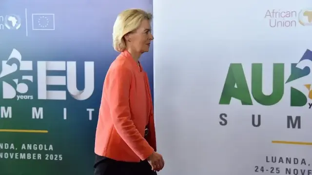 La présidente de la Commission européenne, Ursula Von der Leyen, arrive au sommet Union africaine (UA) - Union européenne (UE) au Salao Protocolar à Luanda, le 24 novembre 2025. 