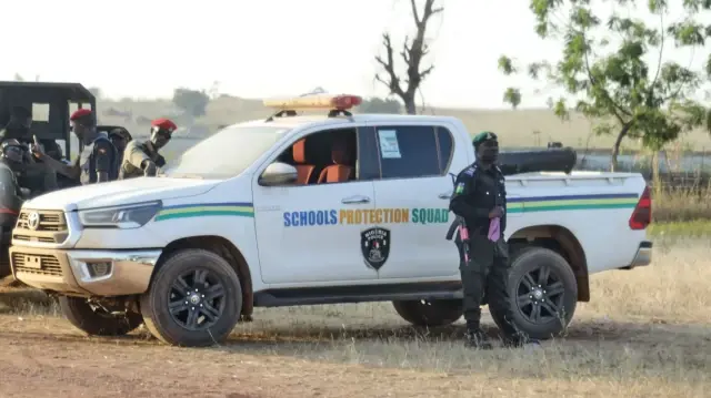 La plupart des foyers ont déménagé dans des zones plus sûres, et cet incident a ravivé les inquiétudes quant à la vulnérabilité des communautés rurales face aux groupes armés d’après les sources.