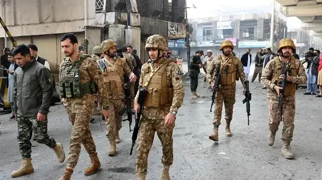 Une attaque-suicide contre le siège du Federal Constabulary à Peshawar a fait six morts, dont trois militaires, les autorités dénonçant un acte "lâche".