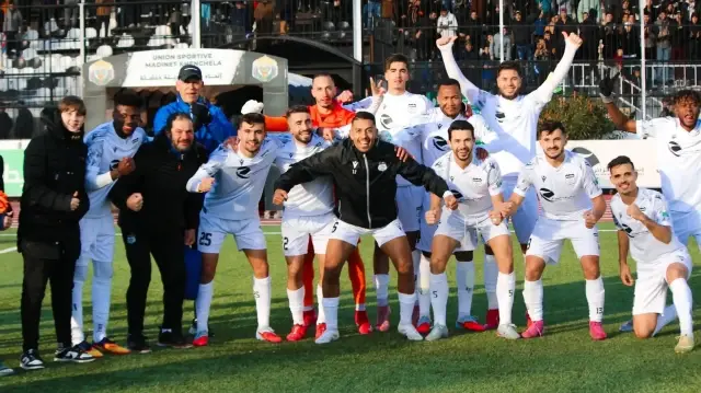 Les joueurs de l'USM Khenchela ont célébré leur victoire contre la JS Saoura, le 22 novembre 2025.
