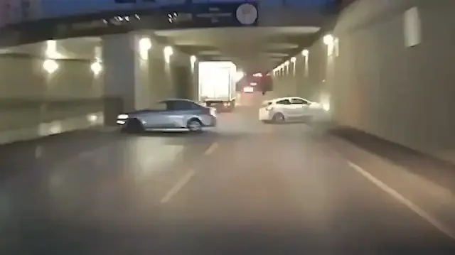 Adana'da makas atan sürücü önündeki araca çarptı