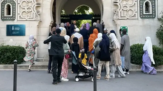 Raphaël Kempf et Romain Ruiz estiment que le document "renforce les amalgames" et dénoncent un texte qui, selon eux, alimente un climat de stigmatisation à l’égard des musulmans.