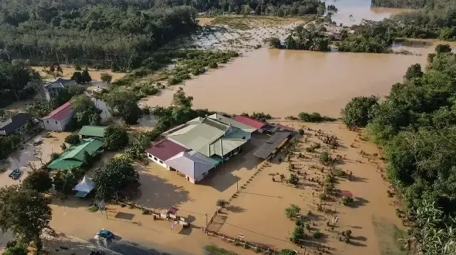 Sept États malaisiens sont touchés par des crues généralisées, le Kelantan restant la zone la plus affectée alors que le nombre de victimes continue d’augmenter.