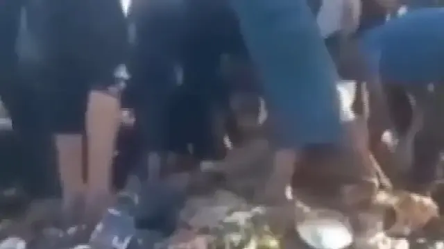 Gazzeli çocuklar hayatta kalabilmek için çöpten yemek topladı