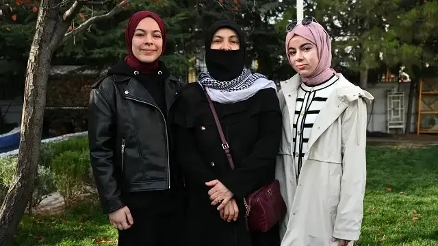 بعد عامين من الفراق.. طفلة فلسطينية تلتقي بأمها في أنقرة