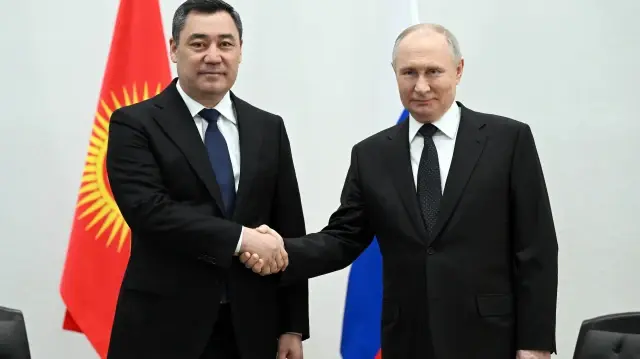 Президент РФ Владимир Путин и президент Кыргызстана Садыр Жапаров