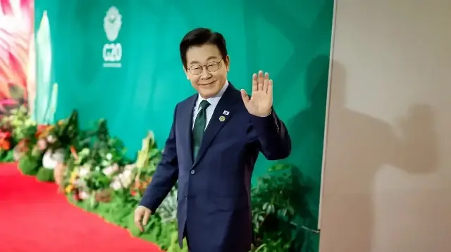 Le président sud-coréen Lee Jae Myung arrive pour la deuxième journée du sommet des dirigeants du G20 au Nasrec Expo Centre de Johannesburg, le 23 novembre 2025.