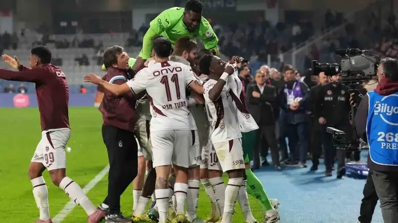 90+10. dakikada Trabzonspor'un attığı golün ardından yaşanan sevinç.