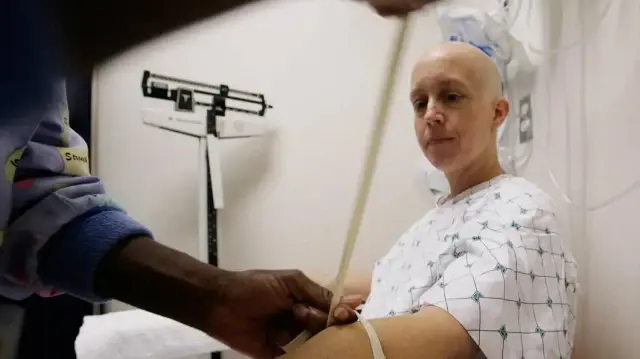 استطلاع: واحد من عشرة بالغين أمريكيين شخِّص بالسرطان في مرحلة بحياته