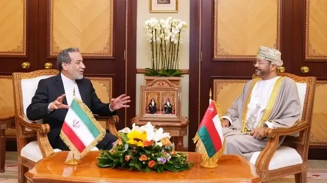 وزيرا خارجية إيران وعُمان يبحثان جهود خفض التوتر بالمنطقة