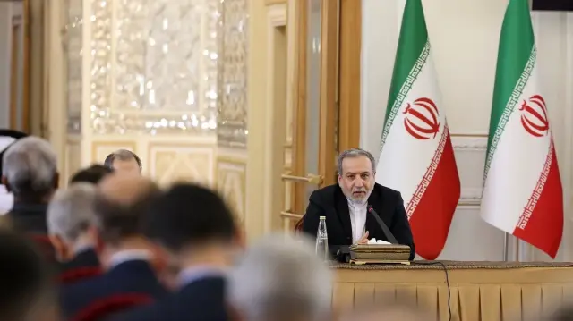 Le ministre iranien des Affaires étrangères Abbas Araghchi s'adresse aux ambassadeurs étrangers en Iran, à Téhéran, le 5 octobre 2025.