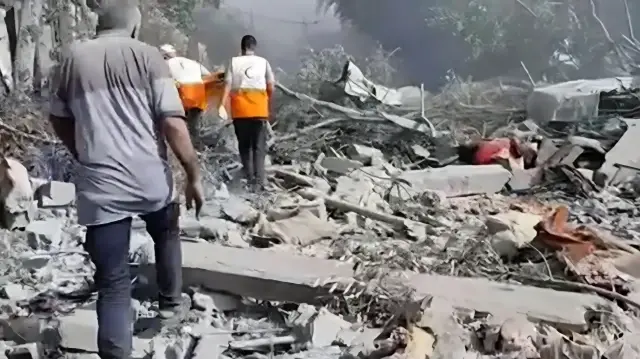 انتشال رفات 14 فلسطينيا من تحت أنقاض منزلين بغزة