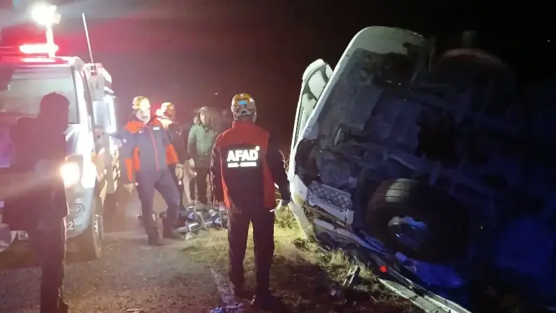 Yaralı sürücü Fethi Sekin Şehir Hastanesine kaldırıldı.