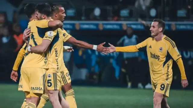 Les joueurs de Fenerbahçe célèbrent leur victoire face à Rizespor, le 23 novembre 2025, à Rize.