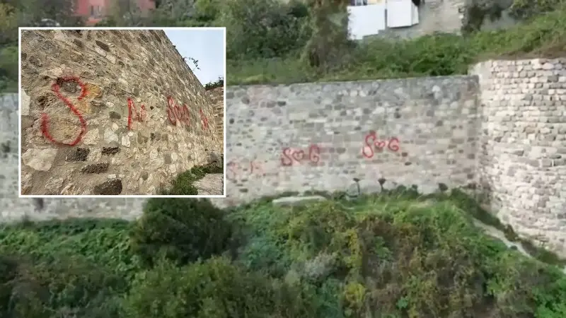 Tarihi kalenin duvarlarını sprey boyayla boyadılar