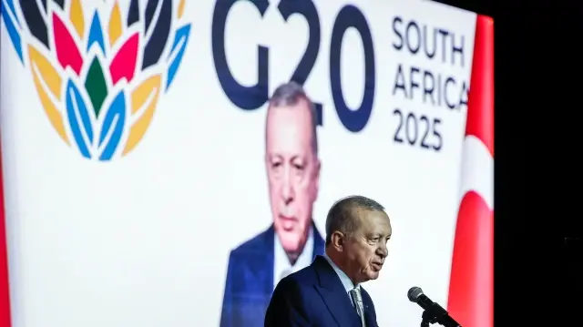 Le président turc Recep Tayyip Erdogan s'exprime lors d'une conférence de presse à l'issue du sommet des dirigeants du G20 au Nasrec Expo Centre de Johannesburg, le 23 novembre 2025.