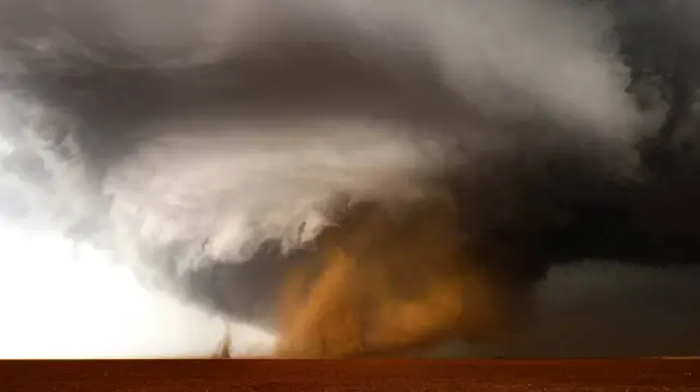 Une tornade a frappé la région de Houston, endommageant plus de 100 habitations, provoquant des ruptures de conduites de gaz et laissant des milliers de foyers sans électricité.