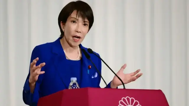 Напряженность в отношениях между Японией и Китаем обострилась после того, как премьер-министр Санаэ Такаити предположилa, что Токио может прибегнуть к военному вмешательству в случае нападения на Тайвань. 