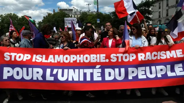 Un manifestant brandit une pancarte en soutien aux Palestiniens lors d'un rassemblement contre l'islamophobie, à Paris, le 11 mai 2025. Diverses organisations et personnalités publiques ont appelé à une marche à Paris le 11 mai 2025 pour condamner "la montée de l'islamophobie en France" et rendre hommage à Aboubakar Cissé, un jeune homme tué dans une mosquée du Gard le 25 avril. 