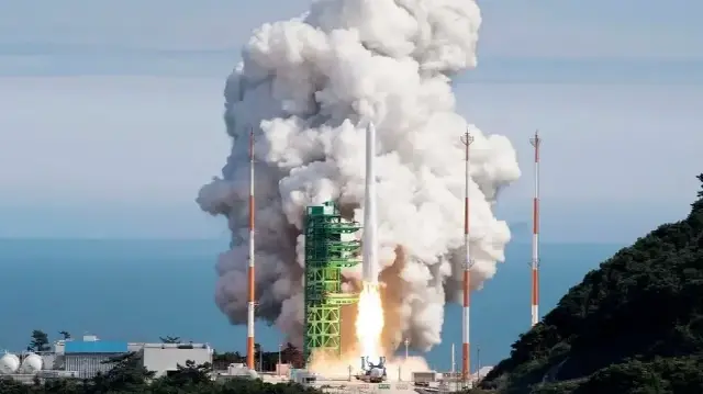 La fusée sud-coréenne Nuri a été transférée vers son pas de tir pour sa quatrième mission, première menée par Hanwha Aerospace.