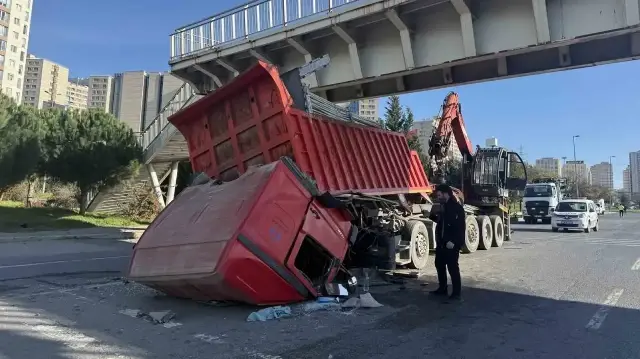 Avcılar'da iş makinesi taşıyan TIR üst geçide çarptı