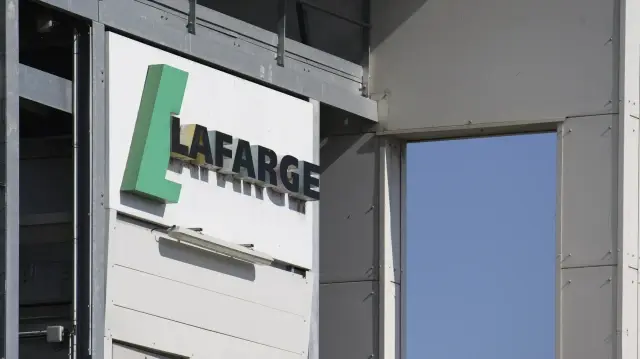 Le procès du cimentier Lafarge se poursuit à Paris, où la cour examine les liens présumés entre l’entreprise et les services de renseignement français durant ses activités en Syrie.