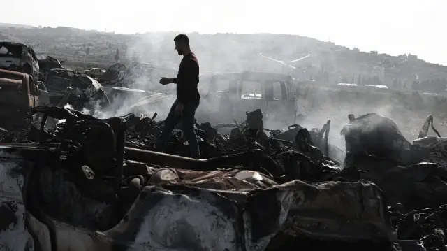Un Palestinien, Yahya Dalal, 32 ans, inspecte des voitures incendiées lors d'une attaque menée par des colons israéliens, à Huwara, en Cisjordanie occupée par Israël, le 21 novembre 2025.