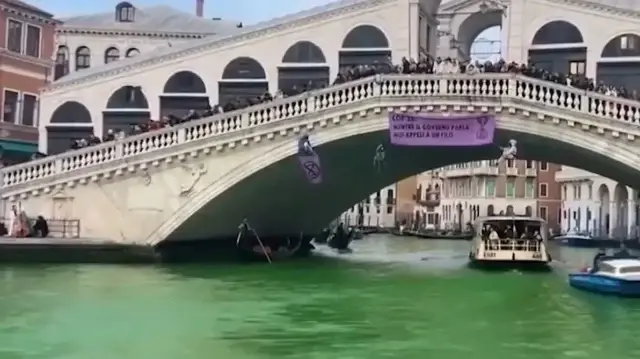 В Венеции экологические активисты из Extinction Rebellion выкрасили воду в Большом канале в ярко-зеленый цвет