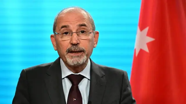 Le ministre jordanien des Affaires étrangères, Ayman Safadi, tient une conférence de presse avec son homologue allemand le 25 novembre 2025 au ministère des Affaires étrangères à Berlin, en Allemagne. 