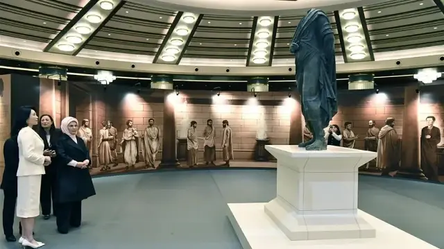 Эмине Эрдоган с Ким Хе Гё