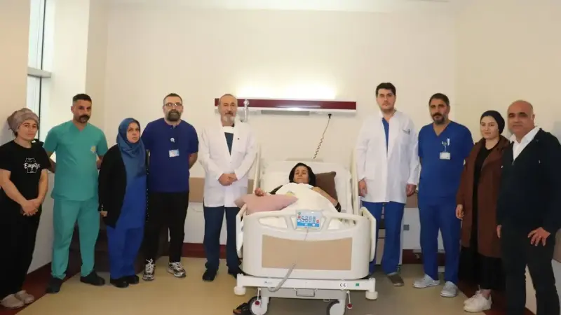 Karnından dev tümör çıkarılan kadın sağlığına kavuştu