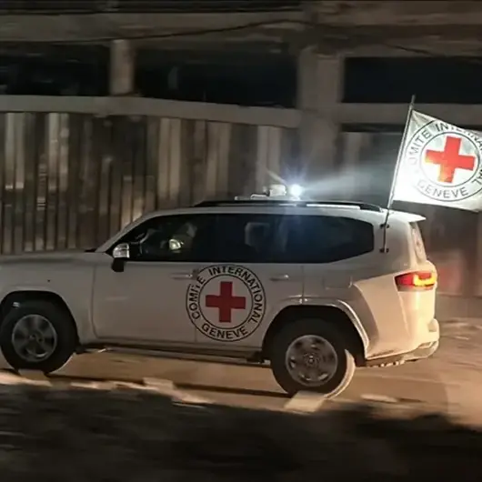 غزة.. طواقم الصليب الأحمر في طريقها لتسلم رفات أسير إسرائيلي 