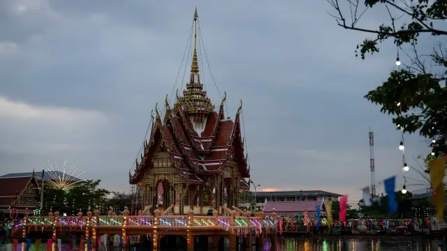 Thailand launches airlift rescue as floods kill 13 in south
