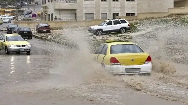 إنقاذ 3 أشخاص حاصرتهم السيول جنوبي الأردن