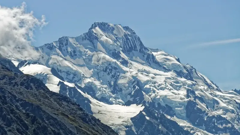 Birbirine iple bağlı olan dağcılardan 2'sinin dağdan düşerek yaşamını yitirdiği tespit edildi.