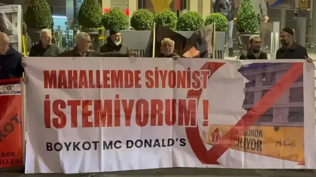 Üsküdarlıların İsrail boykotu sürüyor: Mahalle sakinleri McDonald’s karşıtı protestoyu sürdürüyor 