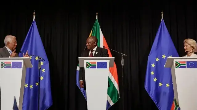 Le président du Conseil européen, Antonio Costa (à gauche), s'exprime lors d'une conférence de presse avec le président sud-africain Cyril Ramaphosa (au centre) et la présidente de la Commission européenne Ursula Von der Leyen (à droite) à l'issue de la réunion trilatérale entre les dirigeants sud-africains et européens qui s'est tenue au Sandton Convention Centre à Sandton le 20 novembre 2025, en amont du sommet des dirigeants du G20. 
