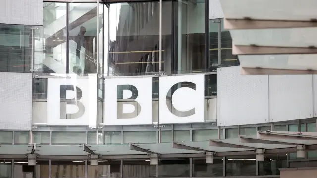 BBC сталкивается с угрозами исков и политическим давлением по всему миру