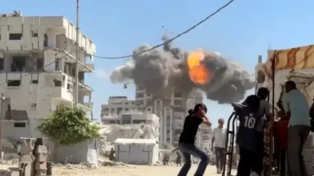 الاحتلال يدمر مبان سكنية بمدينة غزة وتقصف بالمدفعية خان يونس