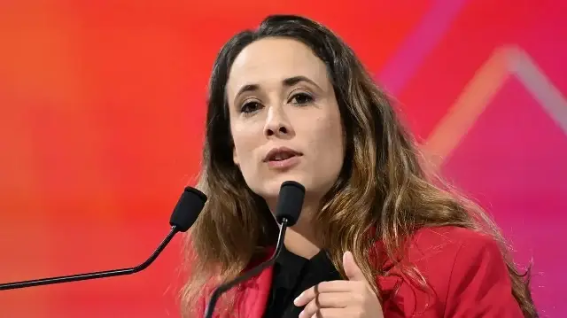 La députée de La France Insoumise et vice-présidente de l'Assemblée nationale, Clémence Guette, prononce un discours lors de la réunion du parti de gauche La France Insoumise (LFI) en vue des élections municipales françaises de 2026, à Aubervilliers, dans la banlieue parisienne, le 23 novembre 2025.