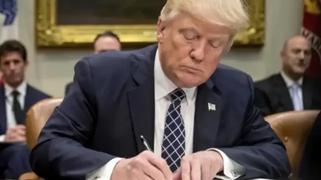 امریکی صدر ڈونلڈ ٹرمپ نے پیر کے روز ایک ایگزیکٹو حکم نامے پر دستخط کیے،