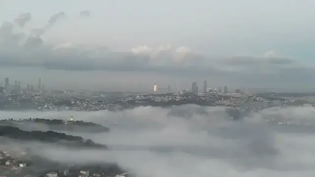 İstanbul Boğazı sisle kapandı: Kartpostallık manzara büyüledi